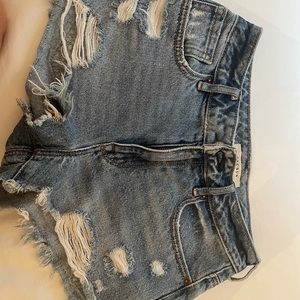 Adorable blue demin jean shorts!